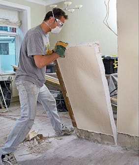 Nedrivning af gipsvæg Nedrivning af gipsvæg